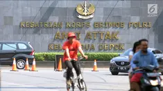 Warga melintasi jalan Komjen Pol M Yasin depan Mako Brimob Kelapa Dua, Depok, Kamis (10/5). Sebelumnya, terjadi kerusuhan di Rutan Salemba cabang Mako Brimob yang memakan korban lima orang petugas kepolisian. (Liputan6.com/Helmi Fithriansyah)