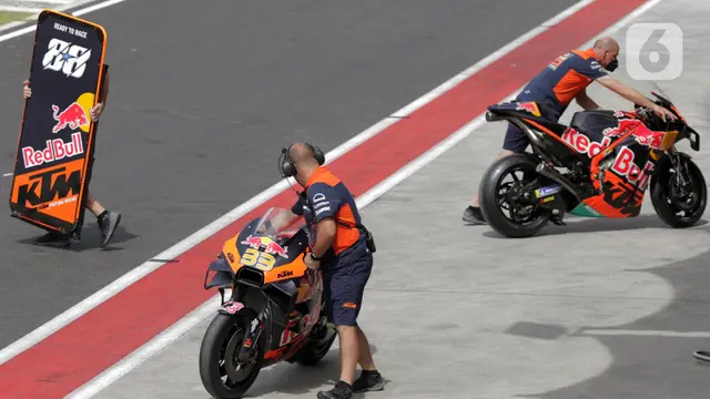 Kesibukan Pit Lane Sirkuit Mandalika Saat Sesi Pemanasan MotoGP