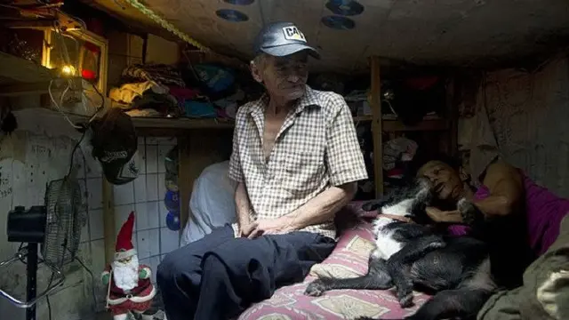 Miguel Restrepo istrinya Maria Garcia tinggal di saluran pembuangan kotoran selama 22 tahun (AFP)