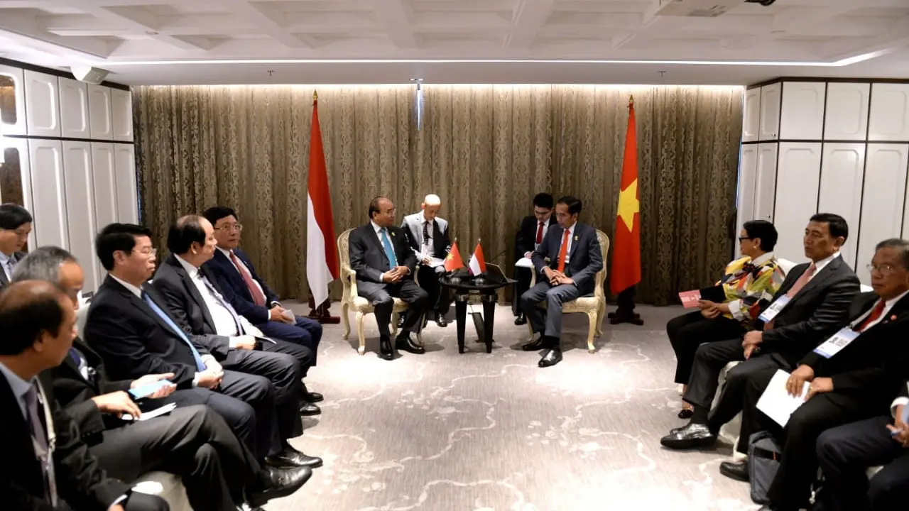 Presiden Jokowi saat bertemu dengan Perdana Menteri Vietnam, Nguyen Xuan Phuc.
