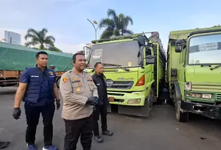 Barang bukti truk fuso yang digunakan mafia BBM di Bandar Lampung disita polisi. (Liputan6.com/Ardi Munthe).