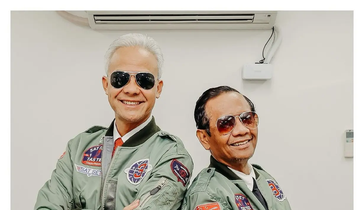 Di sebuah foto yang diunggah oleh Ganjar Pranowo, ia mengunggah potret gagah dirinya dan Mahfud MD mengenakan jaket bomber serasi berwarna hijau. Keduanya juga terlihat mengenakan sunglasses, dengan caption foto "TopGan." [Foto: Instagram/ganjar_pranowo]
