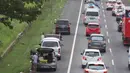 <p>Kendaraan pemudik berhenti untuk istirahat di tepian ruas jalan tol Cikopo-Palimanan, Jawa Barat, Kamis (28/4/2022). Ruas jalan tol yang mengalami peningkatan menyebabkan sebagian pemudik memilih untuk beristirahat di tepi jalan tol meski hal tersebut melanggar pertaturan yang berlaku. (Liputan6.com/Herman Zakharia)</p>