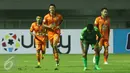 Penyerang Borneo FC, Lerby Eliandry (kedua kiri) berlari merayakan golnya ke gawang PS TNI dalam laga lanjutan Liga 1 di Stadion Pakansari, Kab Bogor, Senin (17/4). Laga PS TNI melawan Borneo FC berakhir imbang 2-2. (Liputan6.com/Helmi Fithriansyah)