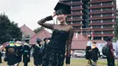 Mencari inspirasi kebaya wisuda warna hitam? Penampilan Alika Islamadina kali ini bisa kamu sontek. Alika terlihat mengenakan kebaya modern dan rok motif bernuansa emas dan hitam. [@alikaislamadina]