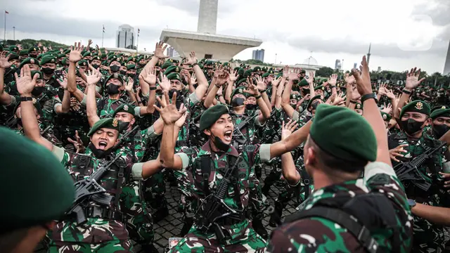 FOTO: Jenderal Dudung Tinjau Kesiapan Pasukan Usai Apel di Monas
