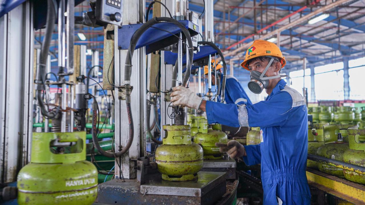 Pertamina Patra Niaga Kirim Bantuan Korban Erupsi Lewotobi, Ada 1.400 Liter Minyak Tanah dan BBM