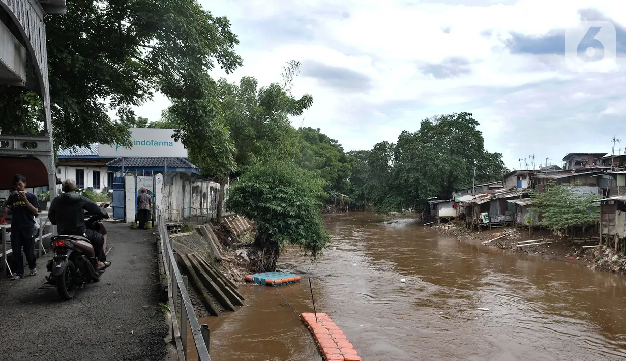 Aktivitas warga di bantaran Kali Ciliwung, Manggarai, Jakarta, Rabu (19/2/2020). Penggantian istilah normalisasi menjadi naturalisasi sungai oleh Gubernur DKI Jakarta Anies Baswedan diklaim lebih baik dan tidak merusak ekosistem. (merdeka.com/Iqbal Nugroho)