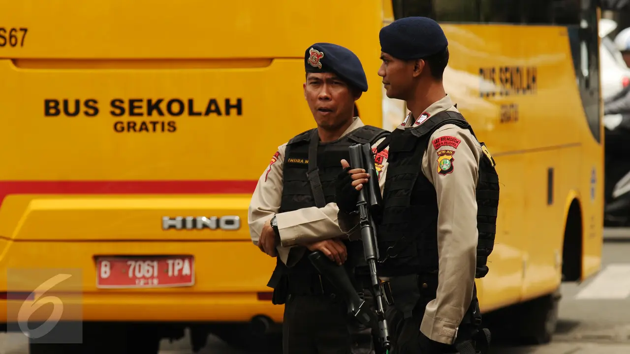 20151221-Metromini Mogok, Bus Sekolah Dikerahkan Untuk Angkut Penumpang-Jakarta