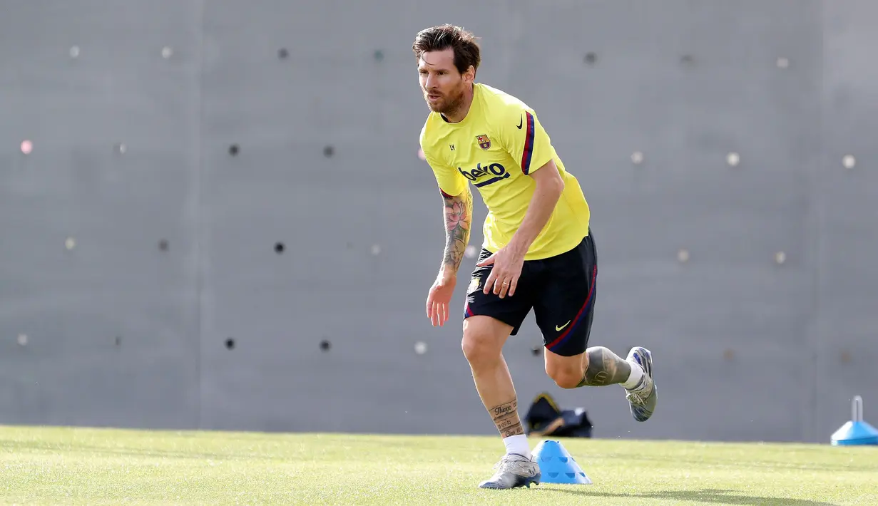 Pemain Barcelona, Lionel Messi, saat mengikuti latihan di Ciutat Esportiva Joan Gamper, Sant Joan Despi, Jumat (8/5/2020) waktu setempat. Barcelona kembali menjalani latihan usai seluruh pemain tim utama dinyatakan negatif COVID-19. (AFP/Miguel Ruiz)