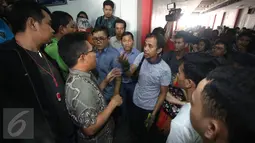 Salah satu orangtua yang anaknya menjadi korban vaksin palsu meminta penjelasan seorang staf RS Harapan Bunda, Jakarta, Jumat (15/7). Mereka meminta manajemen RS berani mempertanggungjawabkan perbuatannya dan tidak bungkam (Liputan6.com/Immanuel Antonius)