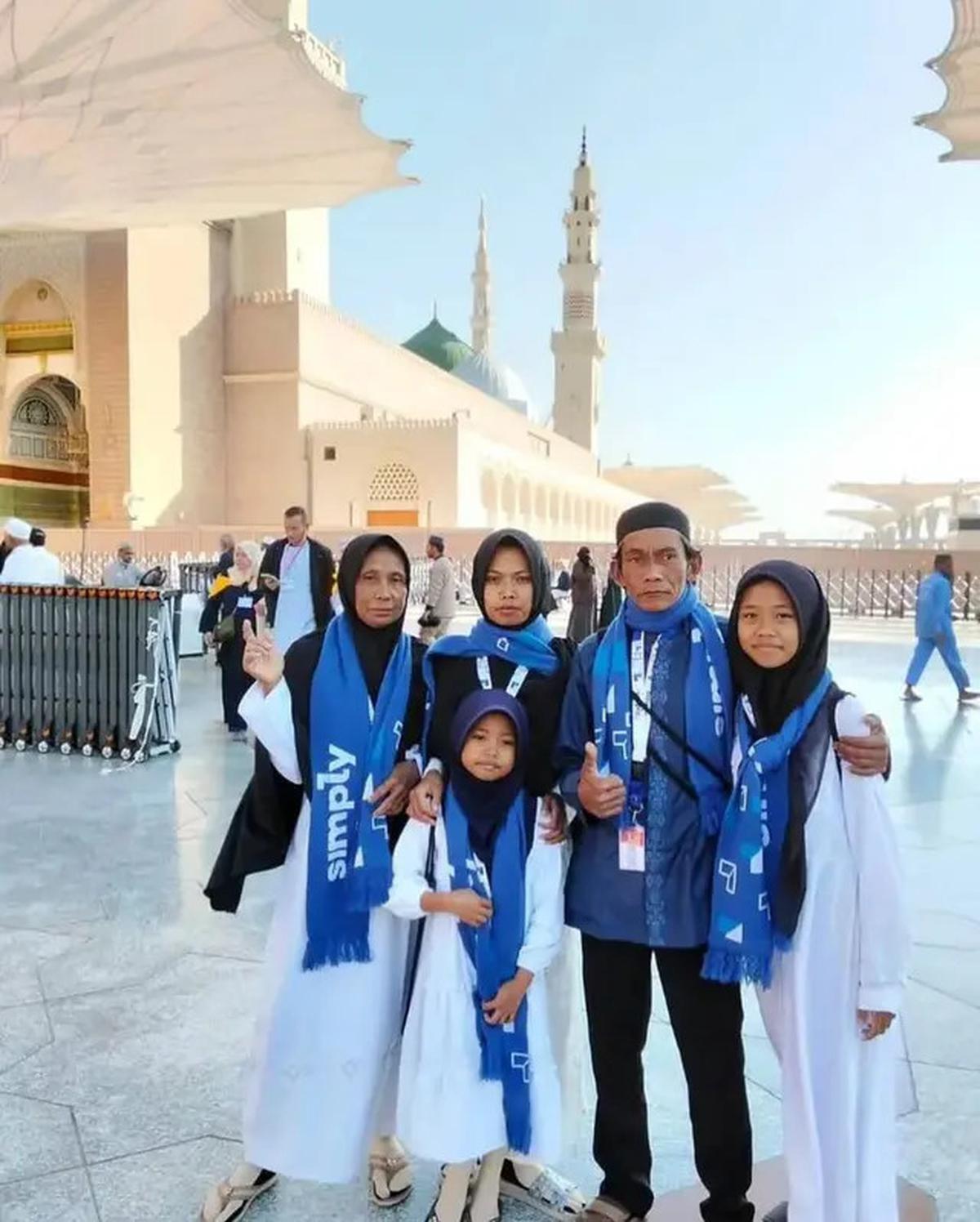 Momen Pak Sunhaji Penjual Es Teh Viral Jalani Ibadah Umroh Bersama Keluarga, Warganet Ikut Bahagia