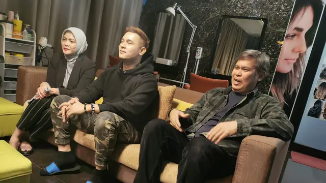 Kiki Kanoe (tengah) bersama Ina Munirah Saleh dan Alexander D. Megawe
