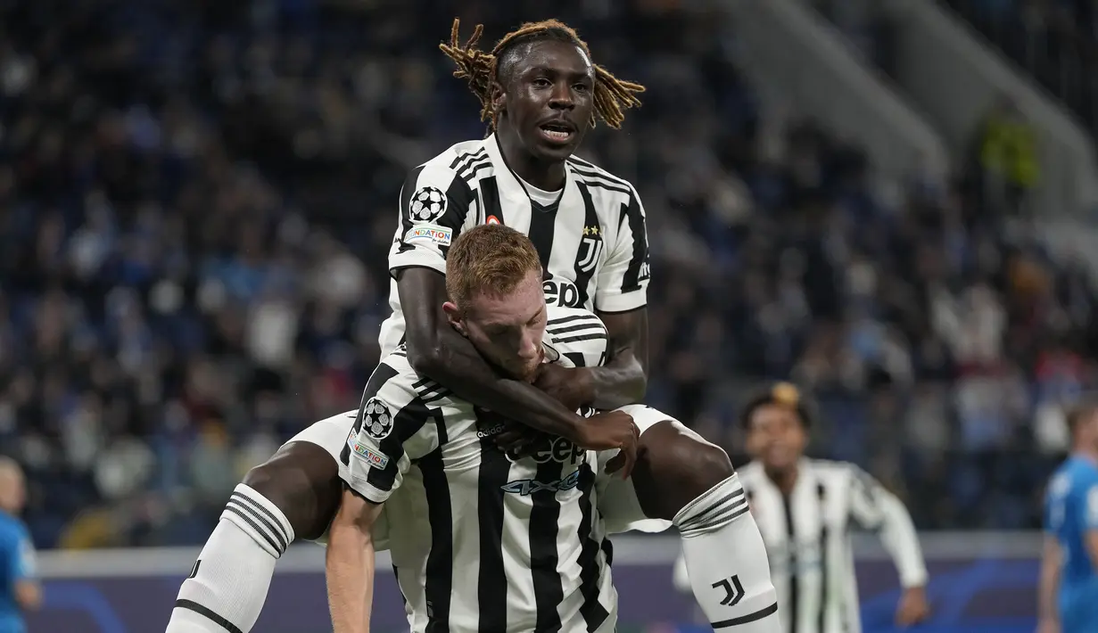 Empat menit jelang waktu normal berakhir, Juventus berhasil mencetak gol dan unggul 1-0. Dejan Kulusevski (bawah) berhasil merobek gawang Zenit melalui sundulan kepala usai menerima umpan silang Mattia De Sciglio. (AP/Dmitry Lovetsky)