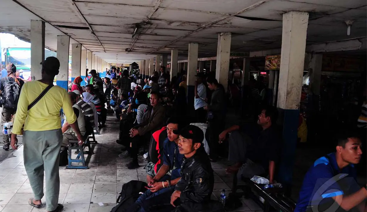 Menurut Kepala Terminal, sedikitnya jumlah pemudik lantaran keterlambatan bus karena pengaruh amblasnya jembatan Comal, Jakarta, Senin (21/07/2014) (Liputan6.com/Faizal Fanani)
