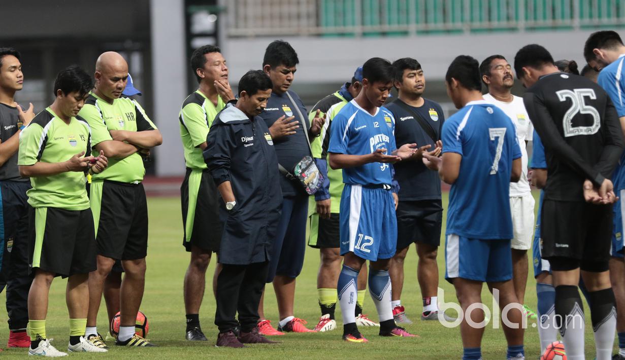 Pemain dan Official Persib Bandung berdoa sebelum memulai sesi latihan melawan Semen Padang  pada turnamen Piala Presiden 2017 di Stadion Pakansari, Bogor, Jumat (10/3/2017). (Bola.com/Nicklas Hanoatubun)