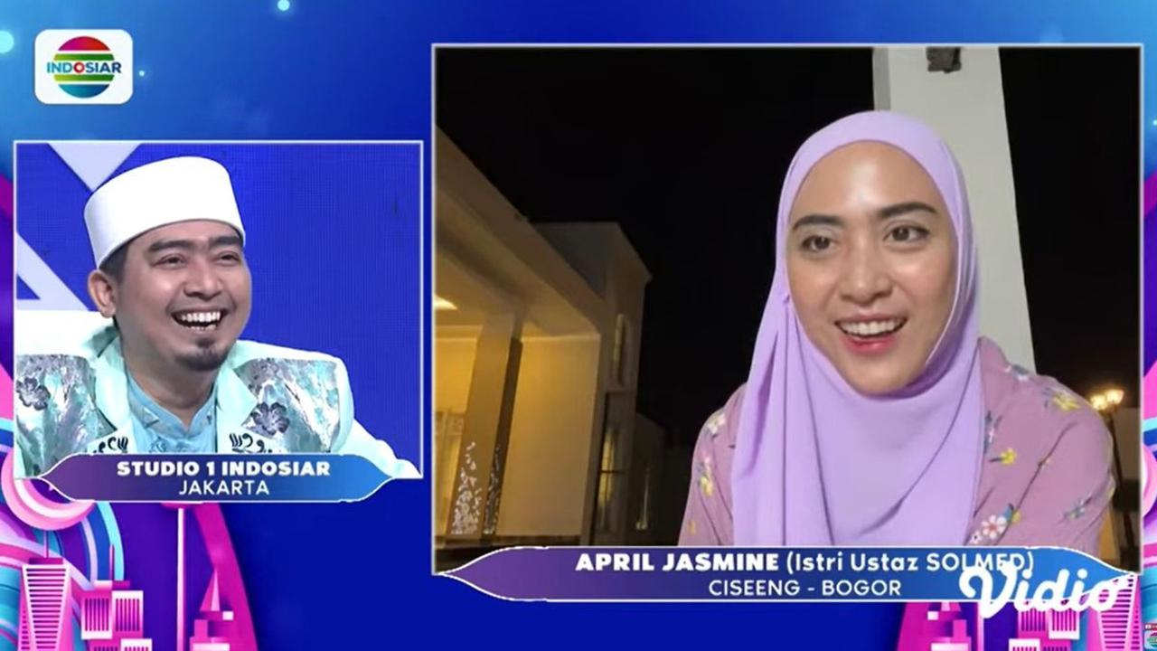 Ustaz Solmed berbincang dengan sang istri saat acara Aksi Asia 2024. Tampak ada para juri serta host Aksi Asia.<br>