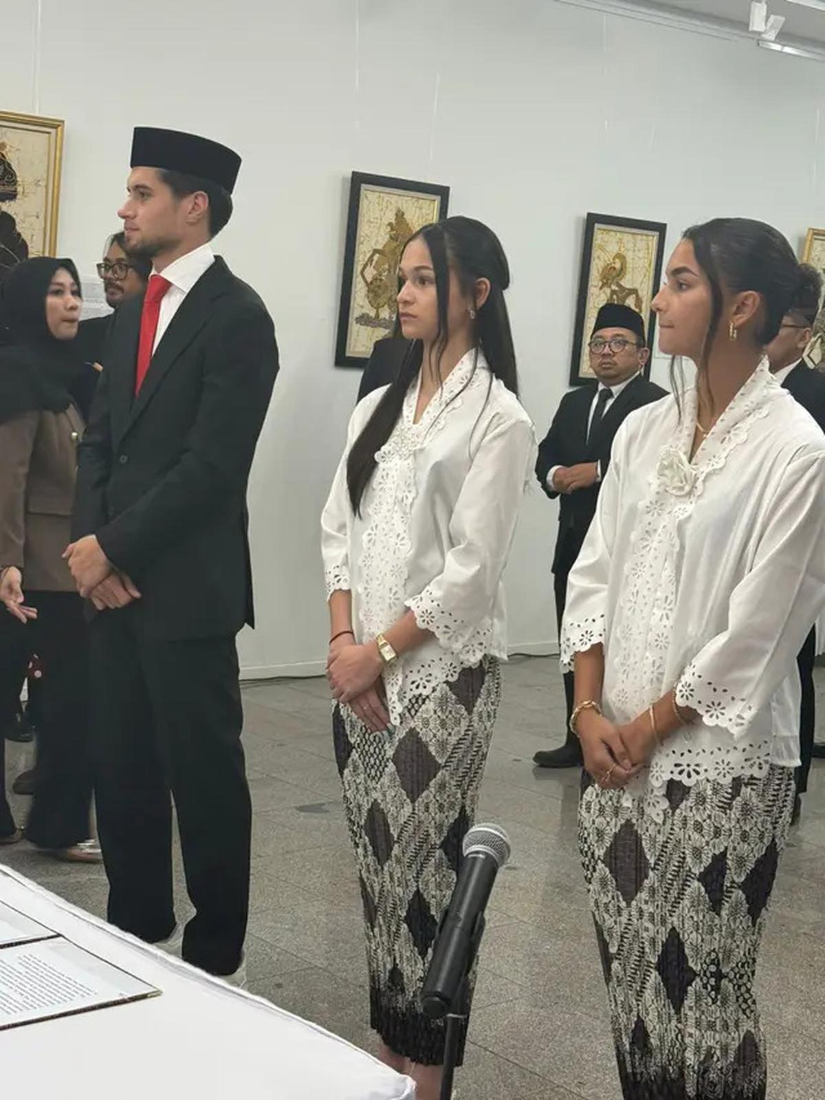 Pesona Noa Leatomu dan Estella Loupatty saat Jalani Sumpah WNI bareng Kevin Diks, Manis Banget Pakai Kebaya dan Kain Batik