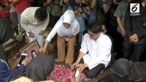 VIDEO: Istri Ifan Seventeen Dimakamkan di Ponorogo