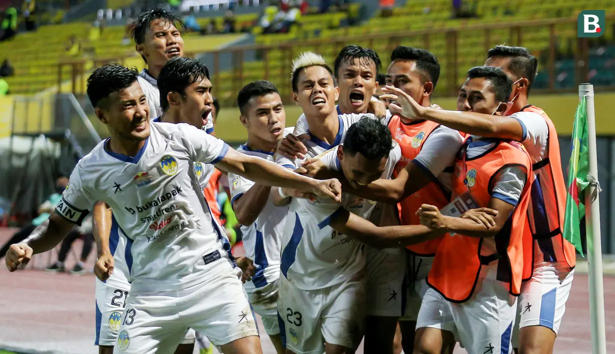 PSIM Yogyakarta memastikan satu tempat di semifinal Liga 2 setelah mengalahkan Sulut United dengan skor 1-0 pada laga terakhir Grup Y babak delapan besar di Stadion Wibawa Mukti, Cikarang, Kabupaten Bekasi. (Bola.com/Bagaskara Lazuardi)