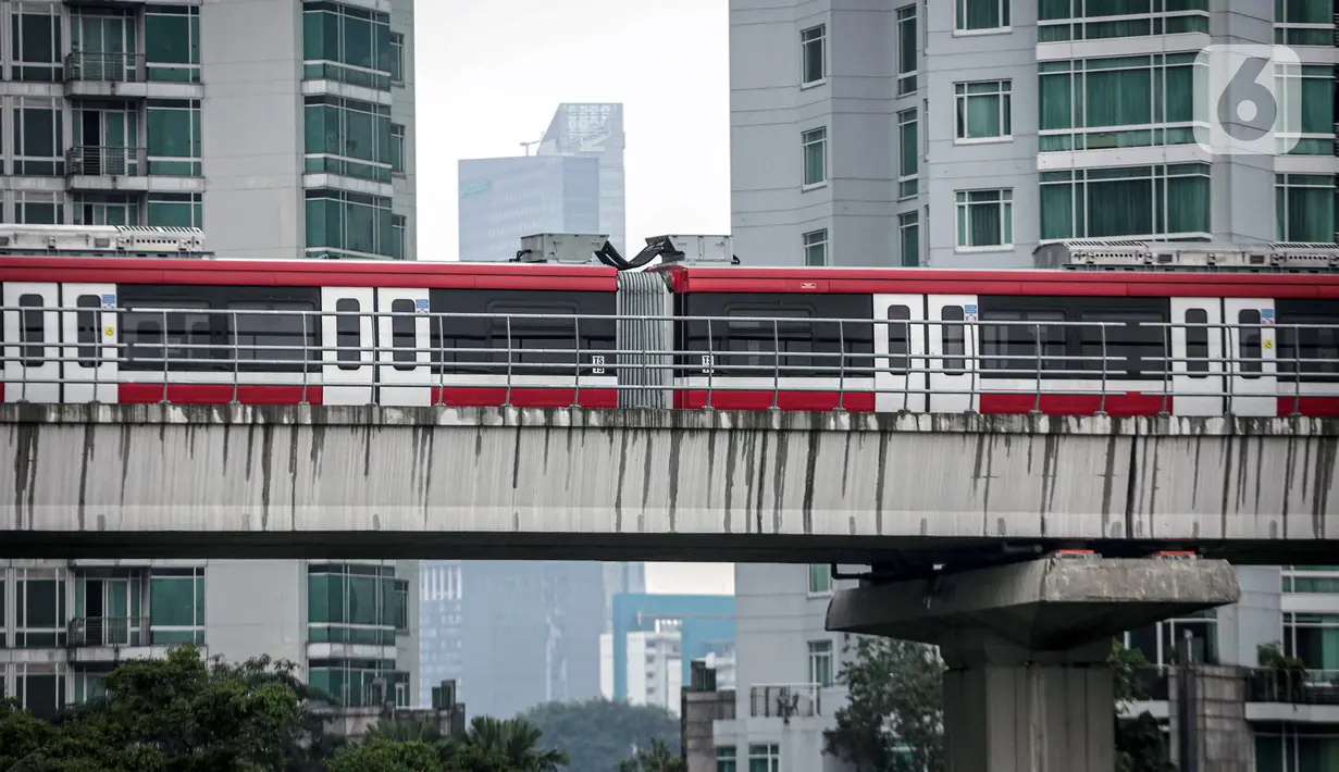 Gerbong kereta Light Rail Transit (LRT) terparkir di jalur Dukuh Atas, Jakarta, Kamis (17/2/2022). LRT Jabodebek direncanakan akan beroperasi sebagai moda transportasi umum mulai tanggal 17 Agustus 2022. (Liputan6.com/Faizal Fanani)