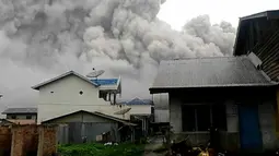 Kepulan awan panas Gunung Sinabung, Kabupaten Karo, Sumatera Utara, (22/5). Luncuran awan panas Gunung Sinabung yang terjadi sejak dan sebagian warga telah di evakuasi. (Tuty/Basarnas)
