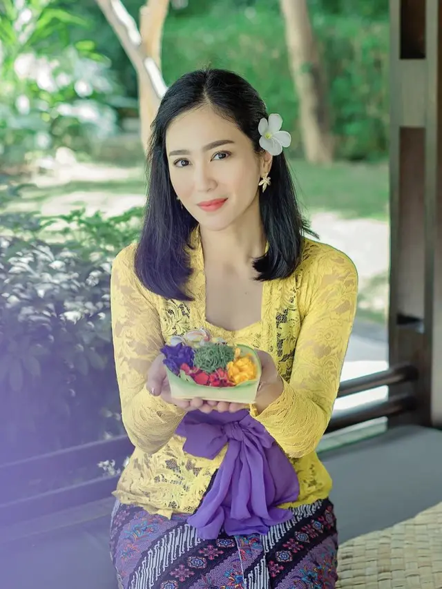 Bunga Zainal Mengenakan kebaya bali, credit: @bungazainal05