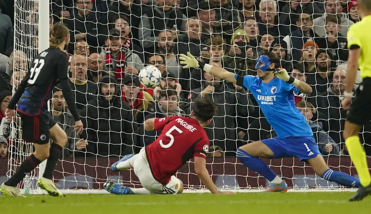 Bek Manchester United, Harry Maguire (tengah) mencetak gol ke gawang FC Copenhagen pada laga matchday ketiga Grup A Liga Champions 2023/2024 di Old Trafford Stadium, Rabu (25/10/2023) dini hari WIB. (AP Photo/Dave Thompson)