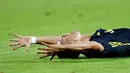 Pemain Juventus, Cristiano Ronaldo bereaksi setelah menerima kartu merah saat melawan Valencia pada matchday pertama Grup H Liga Champions, di Stadion Mestalla, Rabu (19/9). Ronaldo menerima kartu merah dari wasit pada menit ke-29. (AP /Alberto Saiz)