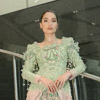 Cinta Laura Tampil Anggun dalam Kebaya berpita. Dok.  Ivory Studio
