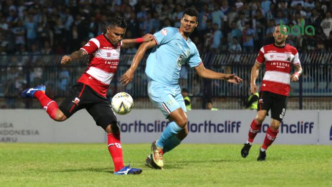 Striker Madura United, Beto Goncalves, bersiap melepaskan tembakan saat menghadapi Persela Lamongan di laga pekan pertama Shopee Liga 1 2019 di Stadion Surajaya, Lamongan, Jumat (17/5/2019). Madura United menang telak 5-1 dalam laga tersebut. (Bola.com/Aditya Wany)