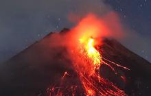 Gunung Merapi Luncurkan Guguran Lava Sejauh Ribuan Meter