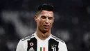 Ekspresi penyerang Juventus, Cristiano Ronaldo saat bertanding melawan Parma dalam lanjutan Serie A Italia di Allianz Stadium, Turin, Sabtu (2/2). Juventus ditahan imbang Parma dengan skor 3-3. (Marco BERTORELLO/AFP)