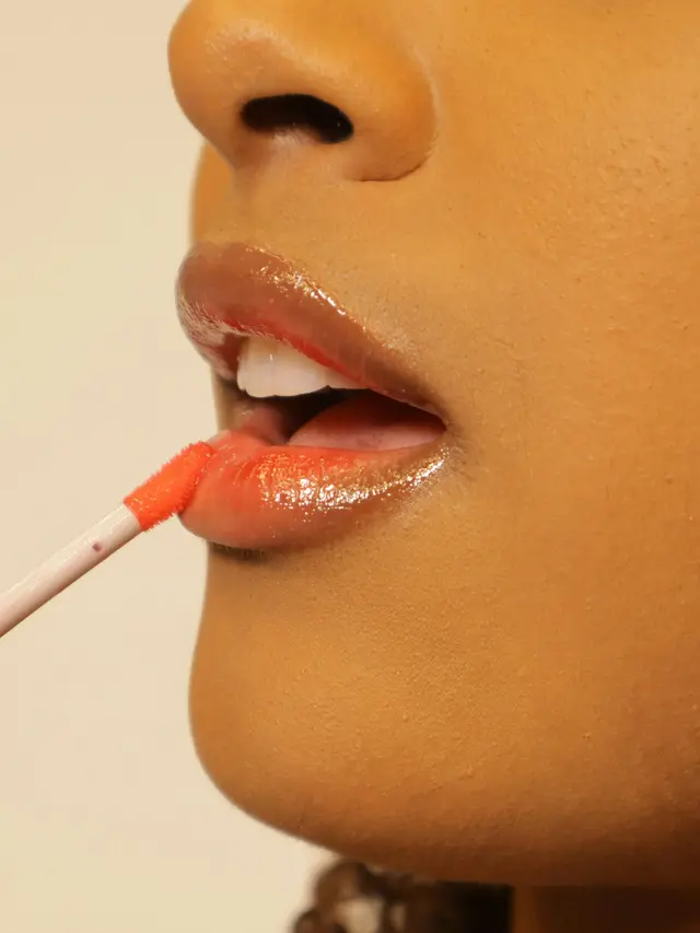 Ilustrasi tampilan frosted lips dengan lipstik pink pucat berkilau mutiara yang terinspirasi dari tren makeup era 90-an.