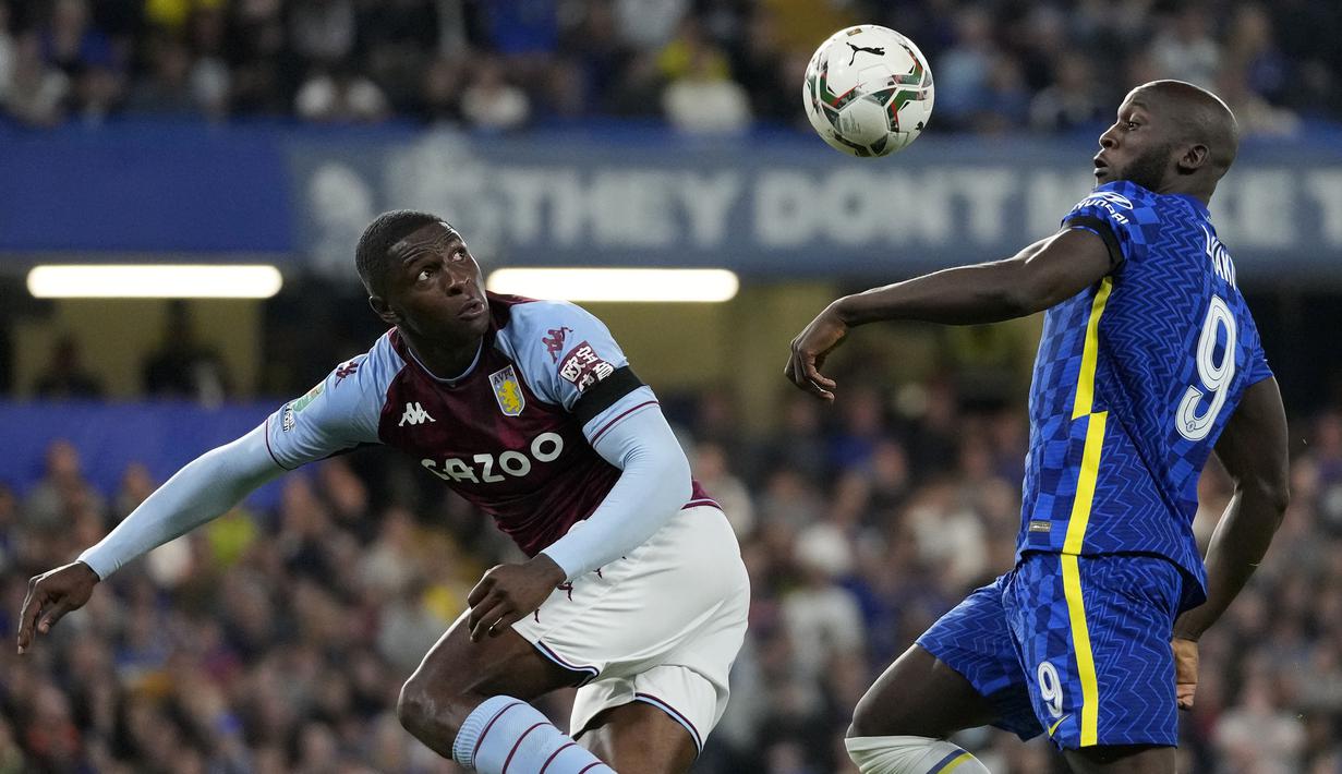 Chelsea mencoba bermain dominan sejak dimulainya pertandingan, namun pertahanan Aston Villa begitu solid dan disiplin. Hingga menit ke-20, belum ada peluang yang membahayakan gawang kedua kesebelasan. Skor kacamata bertahan hingga turun minum. (AP/Frank Augstein)