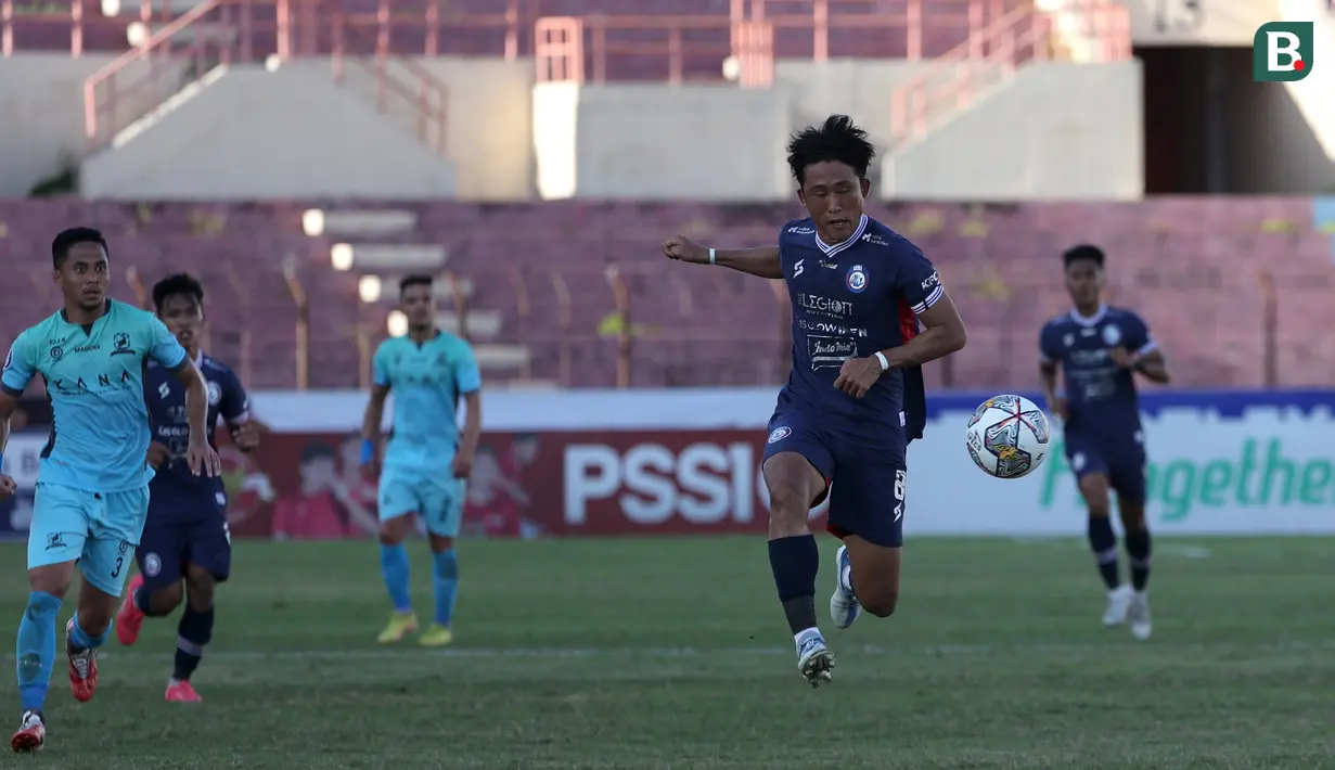 Pemain Arema FC, Renshi Yamaguchi menguasai bola saat menghadapi Madura United dalam laga pekan ke-16 BRI Liga 1 2022/2023 di Stadion Sultan Agung, Bantul, Yogyakarta, Selasa (20/12/2022) sore WIB. (Bola.com/Ikhwan Yanuar)