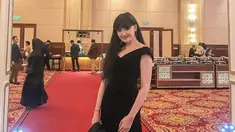 Marcella Simon makin aktif mengunggah potretnya di media sosial. Tak heran meski banyak yang menyoroti dirinya tanpa hijab, namun wanita 33 tahun itu tak begitu mempedulikan netizen. Terlepas dari itu, ia terlihat anggun saat menghadiri sebuah acara pernikahan. (Liputan6.com/IG/@marcella_simon).