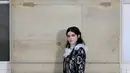 Penyanyi dan aktris Soko mengenakan busana dengan hiasan dan ruffle yang kaya detail, ia menampilkan estetika yang dekaden dan dramatis. Tampilan ini tidak hanya menunjukkan evolusi gayanya, tetapi juga keselarasan dengan visi Valentino yang baru. [Dok/Valentino].