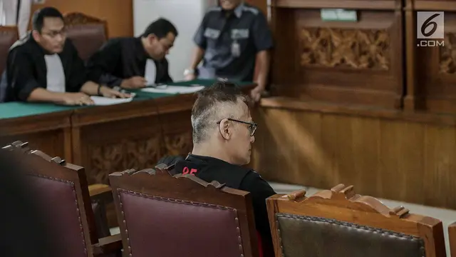 Tio Pakusadewo Hadiri Sidang