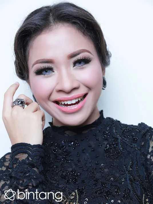 Shiha Zikir mengaku senang dapat mengikuti ajang D’Academy Asia 2015, meski jauh dari kampung halamannya di negeri tetangga. Shiha merasa bersemangat karena ditemani sang ibu serta dukungan penggemar. (Galih W. Satria/Bintang.com)