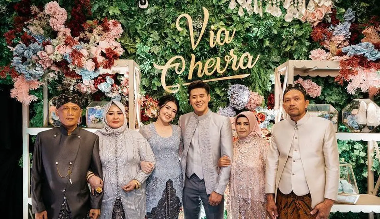 <p>Untuk makeup wajahnya pun terkesan simpel. Via Vallen memilih riasan yang flawless. (Instagram/viavallen).</p>