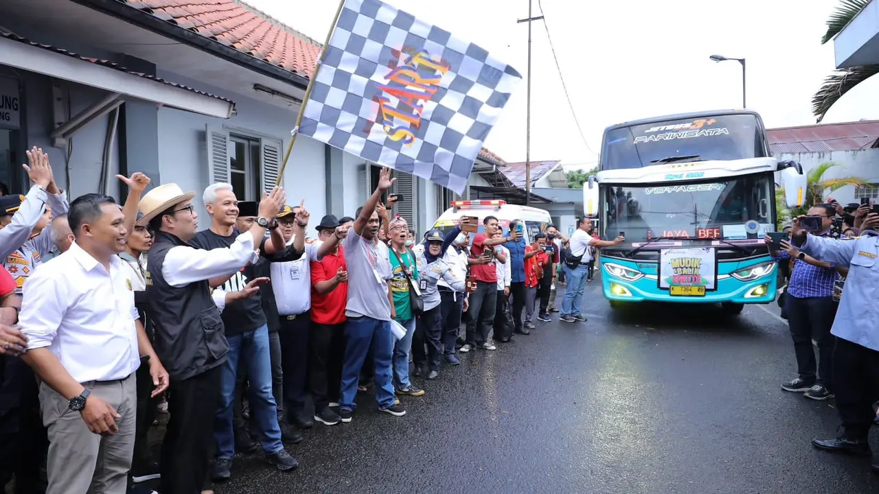 Gubernur Jawa Tengah Ganjar Pranowo saat melepas rombongan pemudik di jalan Padjajaran, Kota Bandung, Jawa Barat (Jabar).
