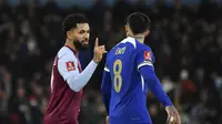 Douglas Luiz (kiri) dan Enzo Fernandez (kanan) beradu argumen saat Aston Villa menjamu Chelsea pada laga ulangan putaran keempat Piala FA 2023/2024, Kamis (8/2/2024) dini hari WIB.&nbsp;(AP Photo/Rui Vieira)