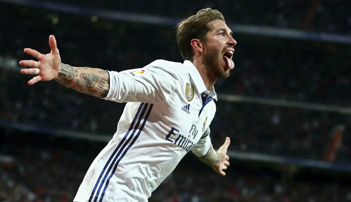 Bek Real Madrid, Sergio Ramos, merayakan gol yang dicetaknya ke gawang Real Betis pada laga Liga Spanyol di Stadion Santiago Bernabeu, Spanyol, Minggu (12/3/2017). Real Madrid menang 2-1 atas Real Betis. (AP/Francisco Seco)