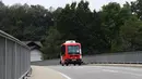 Bus tanpa sopir alias bus otonom melaju di dekat stasiun kereta api Bad Birnbach, Jerman selatan, pada 7 Oktober 2019. Kendaraan listrik tersebut mengantarkan penumpang dari stasiun kereta ke pusat kota Bad Birnbach maupun dari arah sebaliknya. (Christof STACHE / AFP)
