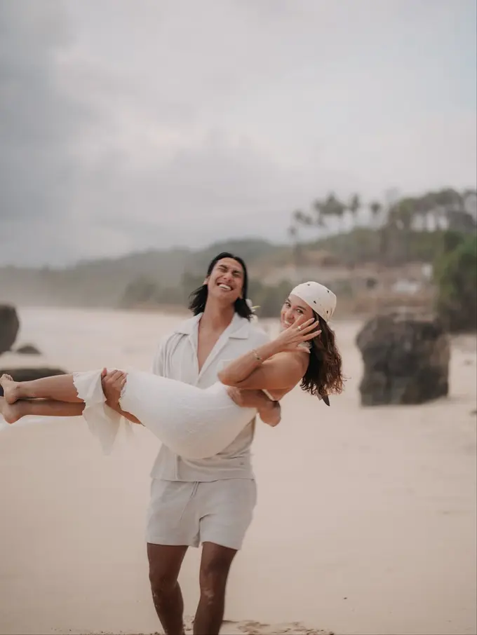 Resmi Dilamar! Sean Gelael Lamar Hana Malasan dengan Cincin Berlian di Tepi Pantai