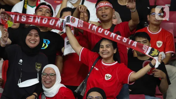 Suporter Timnas Indonesia memberikan dukungan dalam lanjutan Kualifikasi Piala Dunia 2026 melawan Filipina di Stadion Utama Gelora Bung Karno, Jakarta, Selasa (11/6/2024). (Liputan6.com/Herman Zakharia)