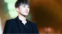 "Aku mungkin akan melakukan wajib militer secepatnya," lanjut Seungri. (AllKpop)