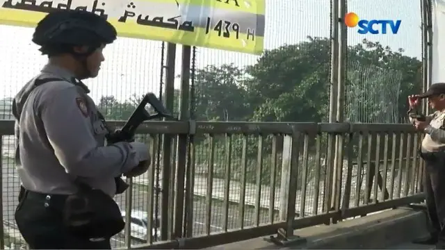 Polisi menjaga selama 24 jam jembatan penyebrangan di daerah Tol Jakarta-Cikampek usai pelemparan batu yang menewaskan satu pengendara mobil.