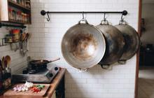 5 Cara Menyimpan Wajan Besar di Dapur Sempit Agar Kelihatan Rapi dan Tidak Berantakan
